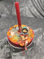 Trinkglas mit Henkel, Schraubdeckel und Trinkhalm