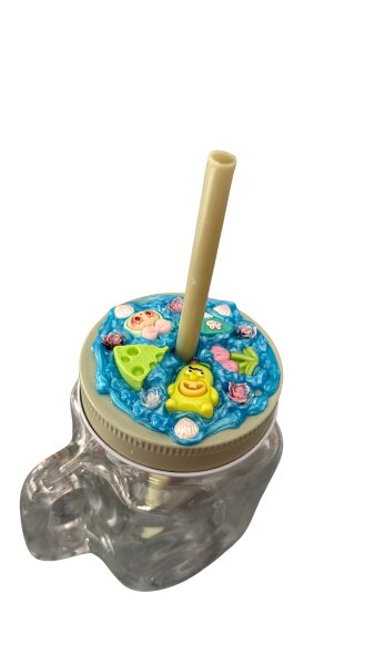 Trinkglas mit Henkel, Schraubdeckel und Trinkhalm