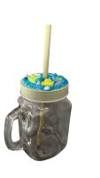 Trinkglas mit Henkel, Schraubdeckel und Trinkhalm